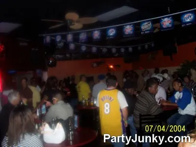 Packed crowd at Bahama Joes, Jul 4, 2004