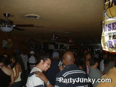 Packed crowd at Coyote Ugly Bar & Grill, May 29, 2004