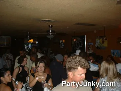 Packed crowd at Coyote Ugly Bar & Grill, May 29, 2004