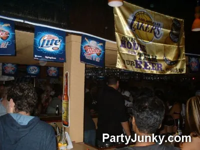 Packed crowd at Coyote Ugly Bar & Grill, May 29, 2004
