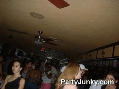 Packed crowd at Coyote Ugly Bar & Grill, May 29, 2004