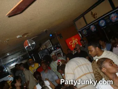 Packed crowd at Coyote Ugly Bar & Grill, May 29, 2004