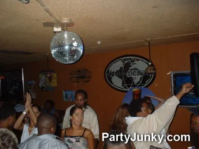 Packed crowd at Coyote Ugly Bar & Grill, May 29, 2004