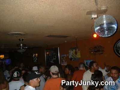 Packed crowd at Coyote Ugly Bar & Grill, May 29, 2004
