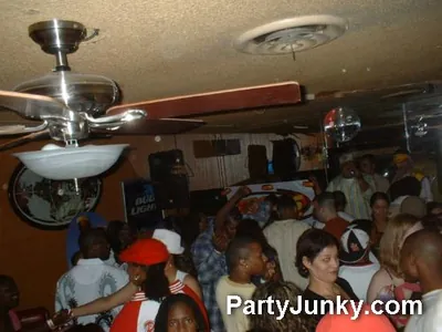 Packed crowd at Coyote Ugly Bar & Grill, May 29, 2004