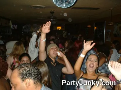 Packed crowd at Coyote Ugly Bar & Grill, May 29, 2004