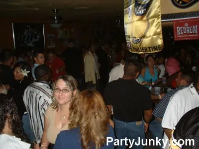 Packed crowd at Coyote Ugly Bar & Grill, Jun 5, 2004
