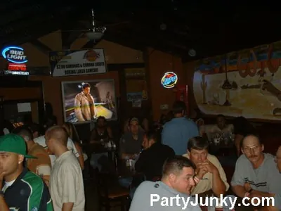 Packed crowd at Coyote Ugly Bar & Grill, Jun 5, 2004