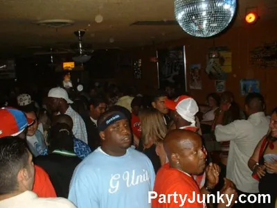 Packed crowd at Coyote Ugly Bar & Grill, Jun 5, 2004
