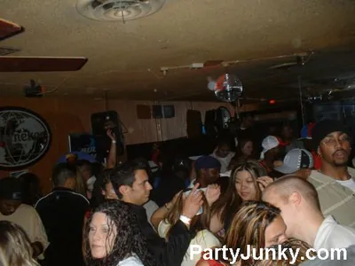 Packed crowd at Coyote Ugly Bar & Grill, Jun 5, 2004