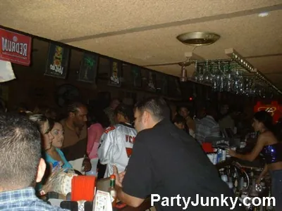 Packed crowd at Coyote Ugly Bar & Grill, Jun 5, 2004