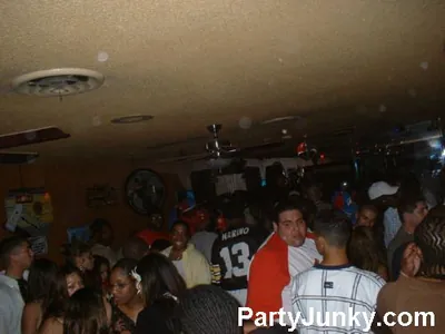 Packed crowd at Coyote Ugly Bar & Grill, Jun 5, 2004