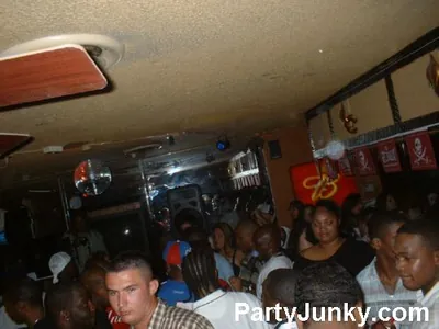 Packed crowd at Coyote Ugly Bar & Grill, Jun 5, 2004