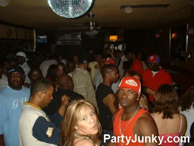Packed crowd at Coyote Ugly Bar & Grill, Jun 5, 2004