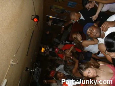 Packed crowd at Coyote Ugly Bar & Grill, Jun 5, 2004