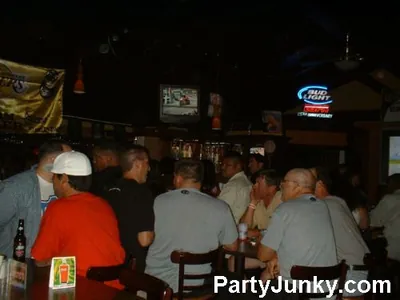 Packed crowd at Coyote Ugly Bar & Grill, Jun 5, 2004