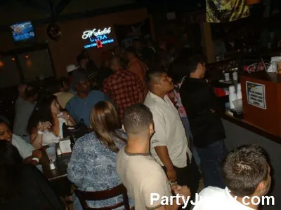 Packed crowd at Coyote Ugly Bar & Grill, Jun 5, 2004