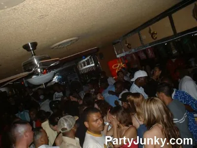 Packed crowd at Coyote Ugly Bar & Grill, Jun 5, 2004