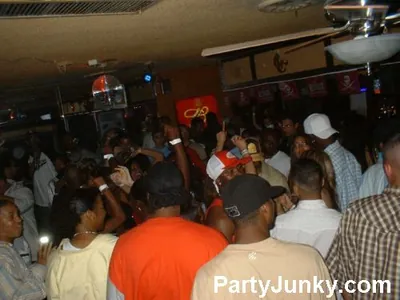 Packed crowd at Coyote Ugly Bar & Grill, Jun 5, 2004