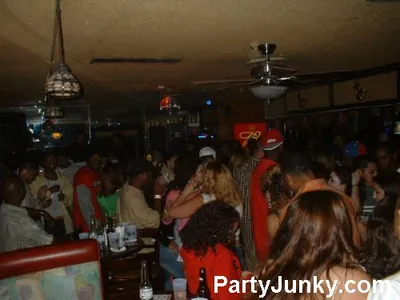 Packed crowd at Coyote Ugly Bar & Grill, Jun 5, 2004