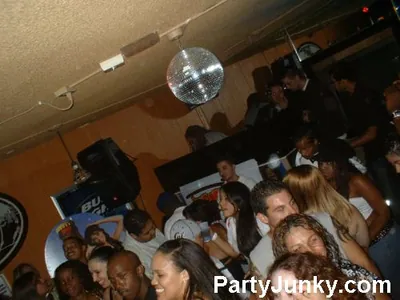 Packed crowd at Coyote Ugly Bar & Grill, Jun 5, 2004