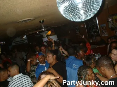 Packed crowd at Coyote Ugly Bar & Grill, Jun 5, 2004
