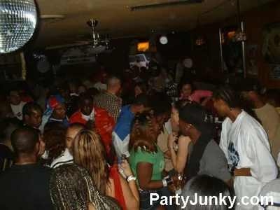 Packed crowd at Coyote Ugly Bar & Grill, Jun 5, 2004
