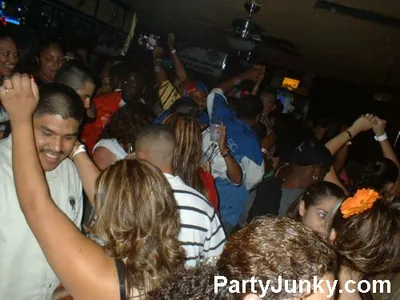 Packed crowd at Coyote Ugly Bar & Grill, Jun 5, 2004