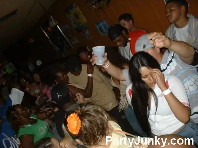Packed crowd at Coyote Ugly Bar & Grill, Jun 5, 2004