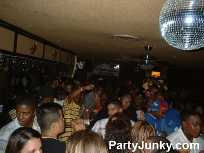 Packed crowd at Coyote Ugly Bar & Grill, Jun 5, 2004