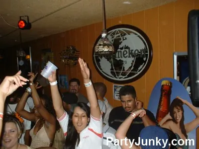 Packed crowd at Coyote Ugly Bar & Grill, Jun 5, 2004