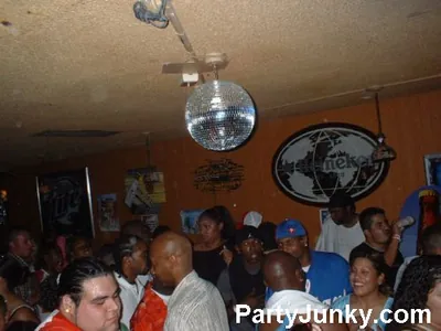 Packed crowd at Coyote Ugly Bar & Grill, Jun 5, 2004