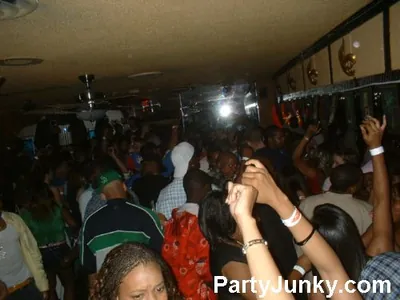 Packed crowd at Coyote Ugly Bar & Grill, Jun 5, 2004