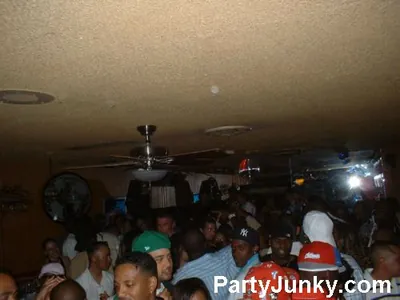 Packed crowd at Coyote Ugly Bar & Grill, Jun 5, 2004