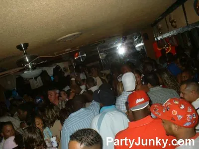 Packed crowd at Coyote Ugly Bar & Grill, Jun 5, 2004