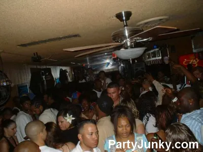Packed crowd at Coyote Ugly Bar & Grill, Jun 5, 2004