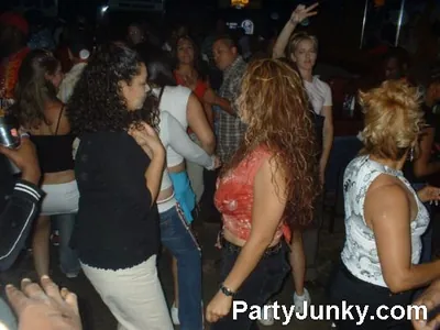 Packed crowd at Coyote Ugly Bar & Grill, Jun 12, 2004