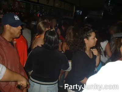 Packed crowd at Coyote Ugly Bar & Grill, Jun 12, 2004