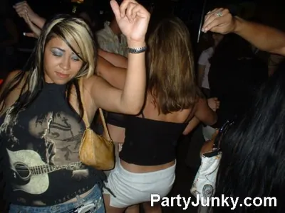Packed crowd at Coyote Ugly Bar & Grill, Jun 12, 2004