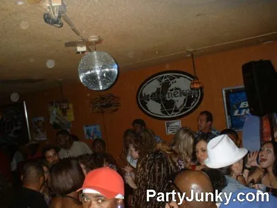 Packed crowd at Coyote Ugly Bar & Grill, Jun 12, 2004