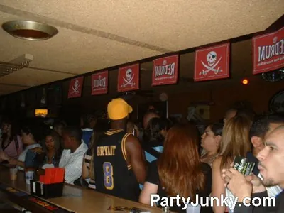 Packed crowd at Coyote Ugly Bar & Grill, Jun 12, 2004