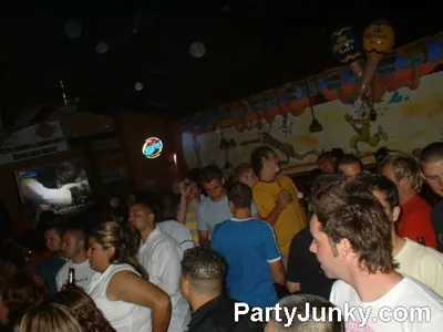 Packed crowd at Coyote Ugly Bar & Grill, Jun 19, 2004