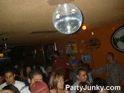 Packed crowd at Coyote Ugly Bar & Grill, Jun 19, 2004