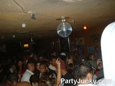 Packed crowd at Coyote Ugly Bar & Grill, Jun 19, 2004