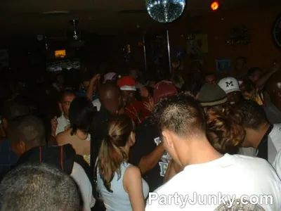 Packed crowd at Coyote Ugly Bar & Grill, Jun 19, 2004
