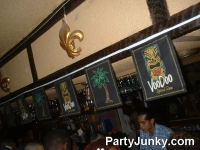 Packed crowd at Coyote Ugly Bar & Grill, Jun 19, 2004