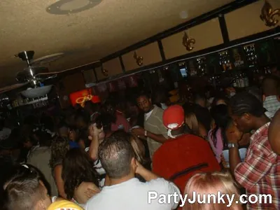 Packed crowd at Coyote Ugly Bar & Grill, Jun 19, 2004