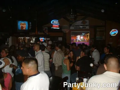 Packed crowd at Coyote Ugly Bar & Grill, Jun 19, 2004