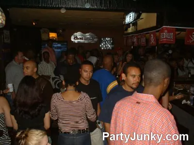 Packed crowd at Coyote Ugly Bar & Grill, Jun 19, 2004