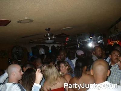 Packed crowd at Coyote Ugly Bar & Grill, Jun 19, 2004